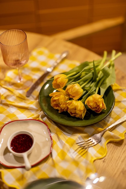 Photo tulips on plate served as a meal