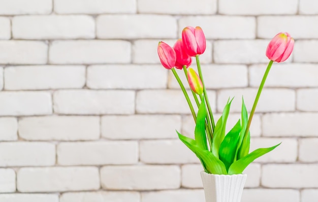 Foto tulp bloem op witte vaas op witte berken muur achtergrond kopie ruimte