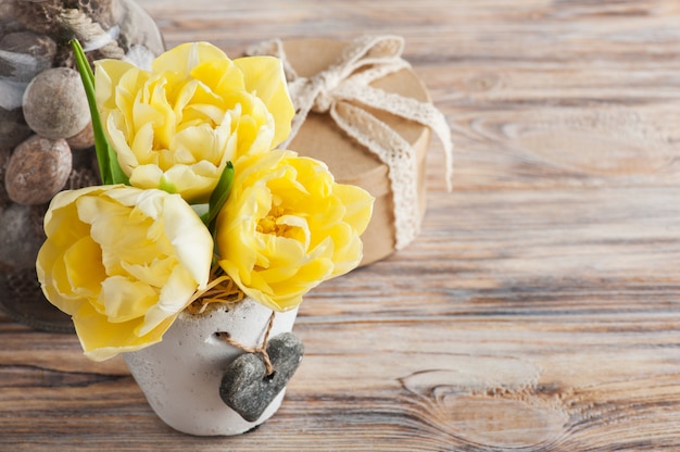 Tulp bloemen en kraft geschenkdoos