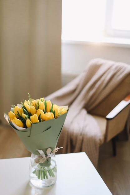 Tulp bloemen in woonkamer interieur
