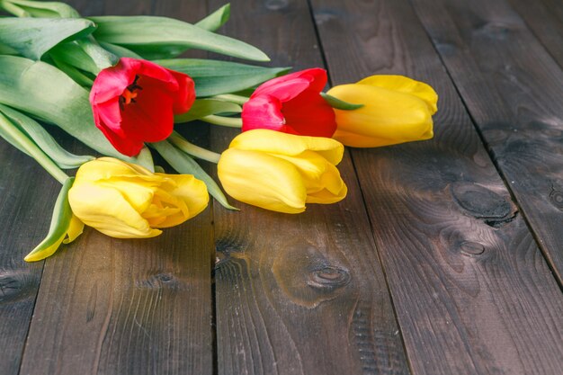 Tulp boeket op tafel