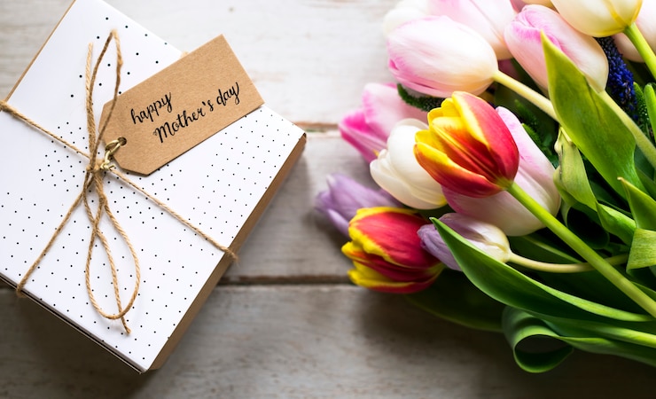 Foto tulpen boeket met gelukkige moederdag wens kaart en geschenk aanwezig
