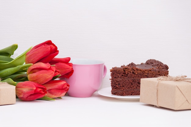 Tulpen, cadeautjes, cake, beker voor moeder, vrouw, dochter, meisje met liefde. Gefeliciteerd met je verjaardag, Kopieer spase.