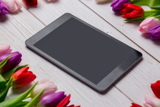 Foto tulpen die frame rond tablet vormen