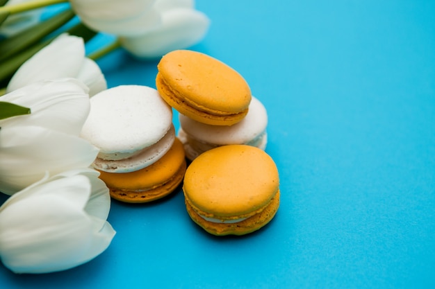 tulpen en bitterkoekjes op een blauwe oppervlakte ruimte voor tekst