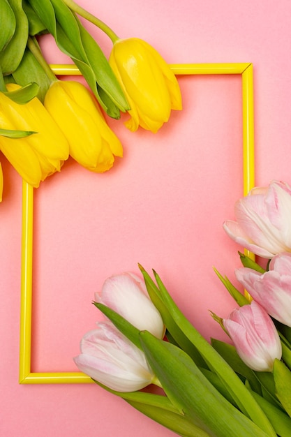 Tulpen en een frame op een roze achtergrond Tulpen van kopi space