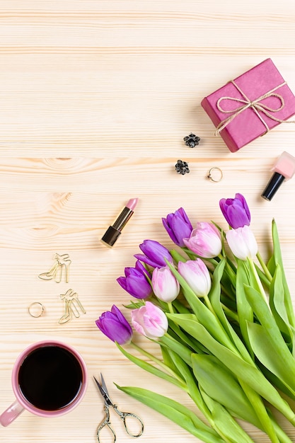 Tulpen, geschenkdoos en mode-accessoires op houten bureau