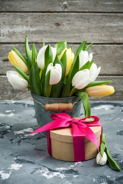 Tulpen in blikken emmer en een geschenkpakket