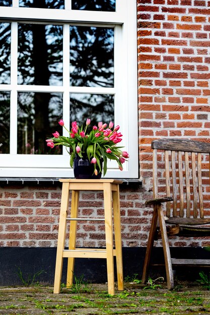 Tulpen in een vaas in de tuin