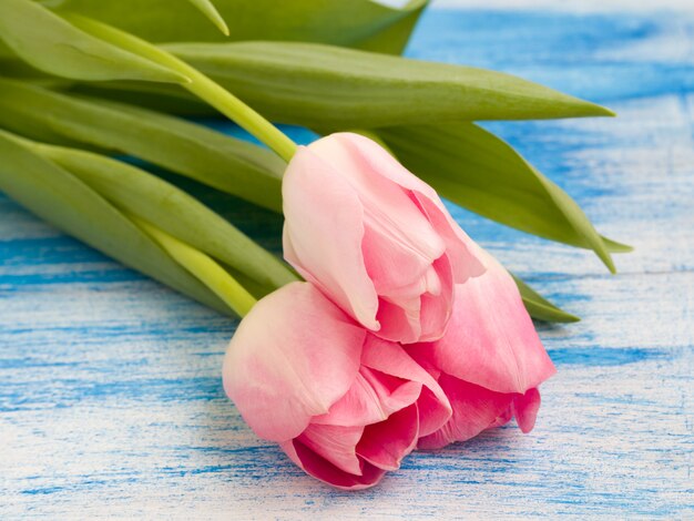 Foto tulpen op blauwe en witte houten achtergrond