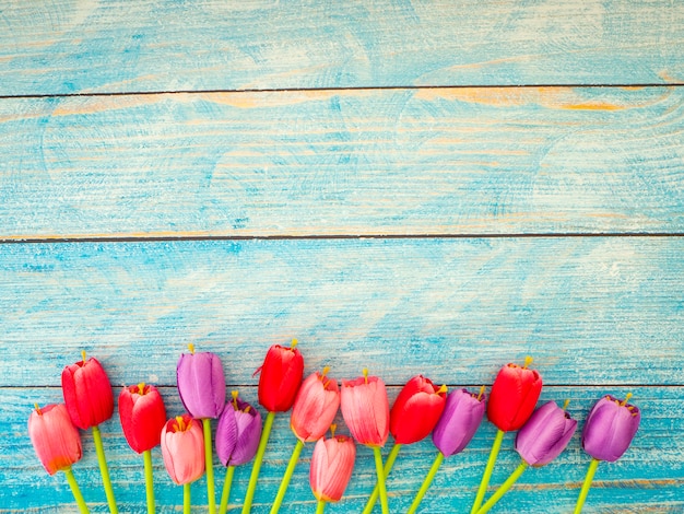 Tulpen op blauwe houten achtergrond