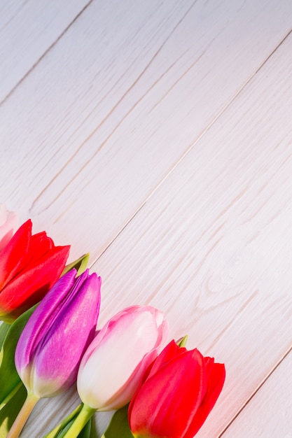 Tulpen op houten tafel