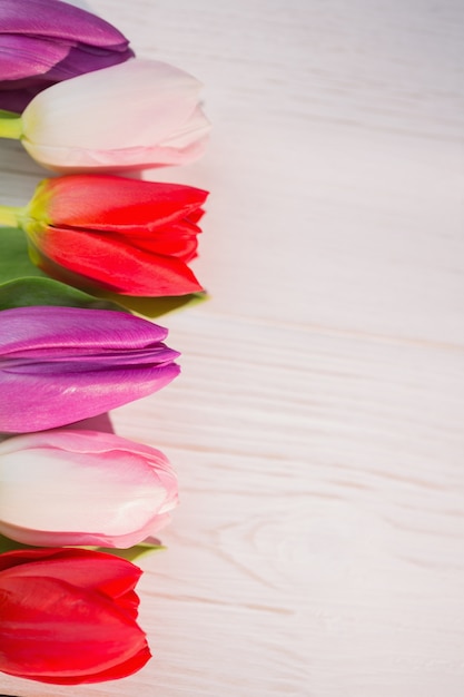 Tulpen op houten tafel