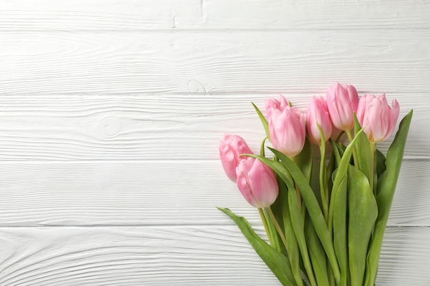 Tulpen op witte houten achtergrond, ruimte voor tekst