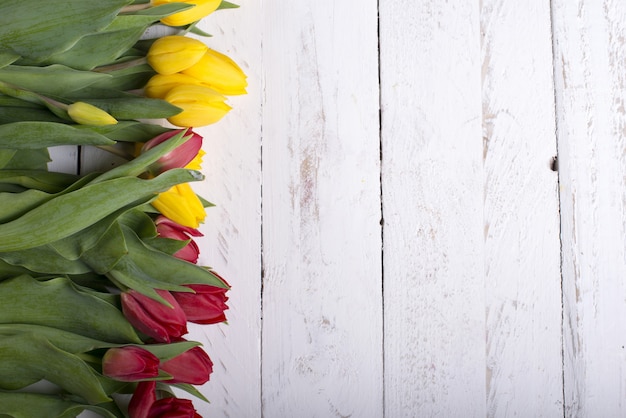 Tulpen op witte houten plankenvooravond