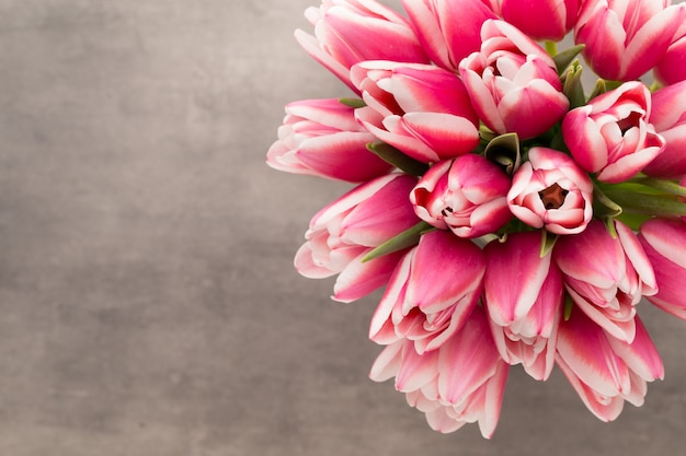 Tulpenboeket op de grijze achtergrond.