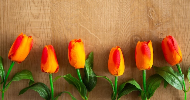 Tulpenbos op houten achtergrond