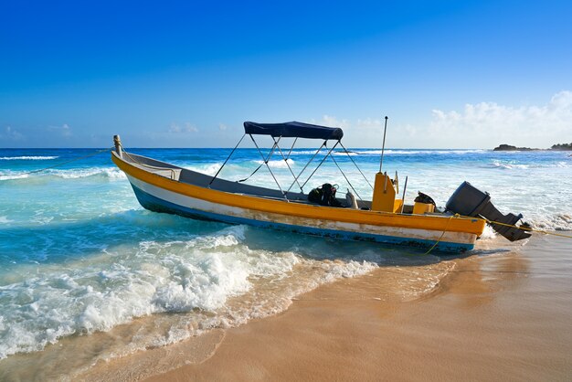 Tulum caribische strandboot in riviera maya