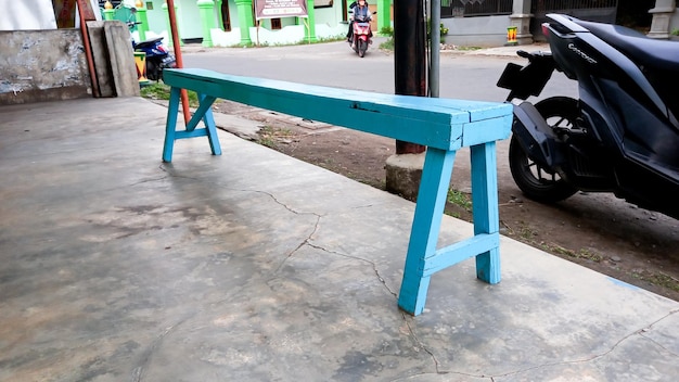  ⁇ 룬가<unk> 인도네시아 1월 9일 2024년 테라스에 위치한 긴 파란색 나무 의자