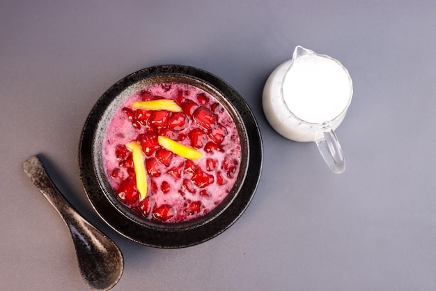 Photo tum tib krob or thai red ruby dessert is made from water chestnut in coconut milk