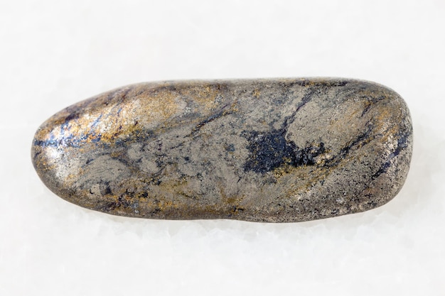 화이트에 쓰러진 Arsenopyrite 돌