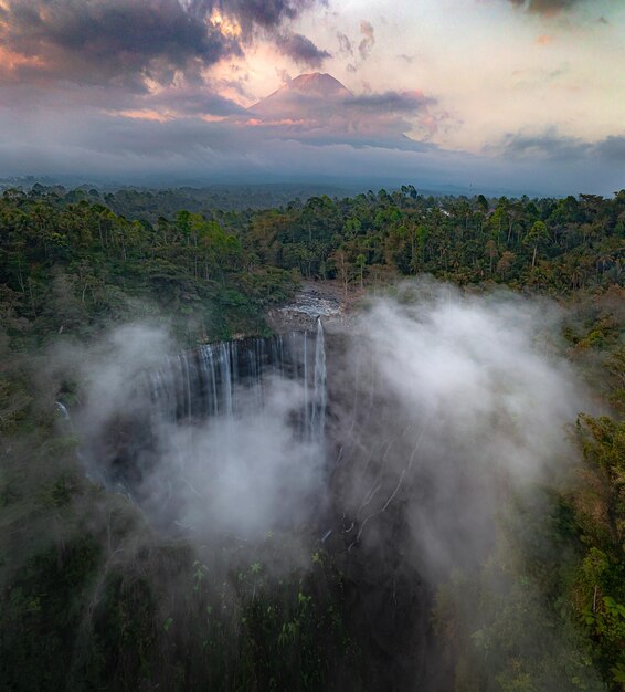 Tumpak Sewu Waterval heeft een natuurlijke bron van de berg Semeru