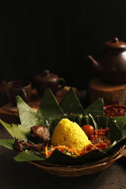 Photo tumpeng - indonesian cone-shaped rice with assorted dish