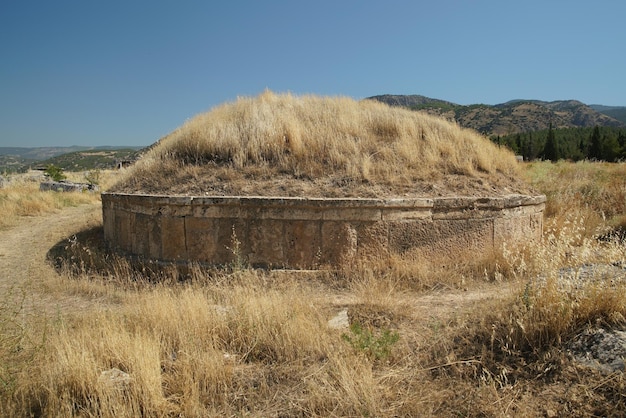 Foto tumulo nell'antica città di hierapolis pamukkale denizli turkiye