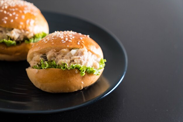 Photo tuna burger on black plate