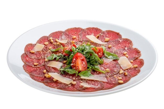 Foto carpaccio di tonno con parmigiano su sfondo bianco