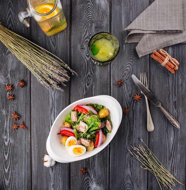 Insalata di tonno e verdure sulla tavola di legno