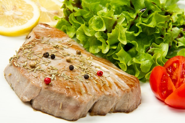 Tuna filet with salad