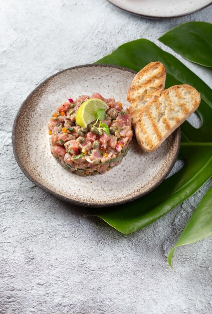 사진 고기 tartar 회색 접시에 tartar