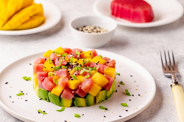 Tartare di insalata di tonno, mango e avocado