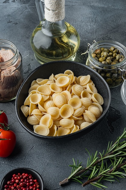 Ingredienti per la pasta di tonno su grigio