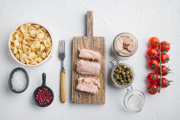 Ingredienti per la pasta di tonno su bianco, piatto laici