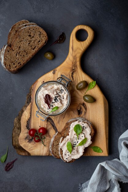 Rillettes di tonno con crema di formaggio e acciughe e pane fresco