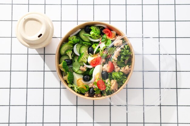 Photo tuna salad in a cardboard plate on a light table