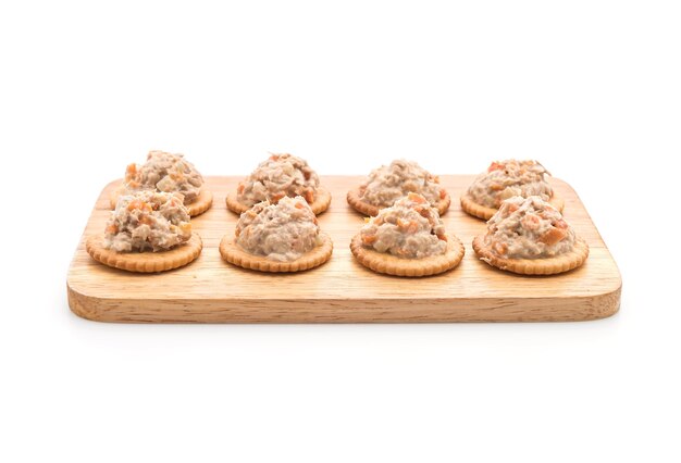 tuna salad with cracker