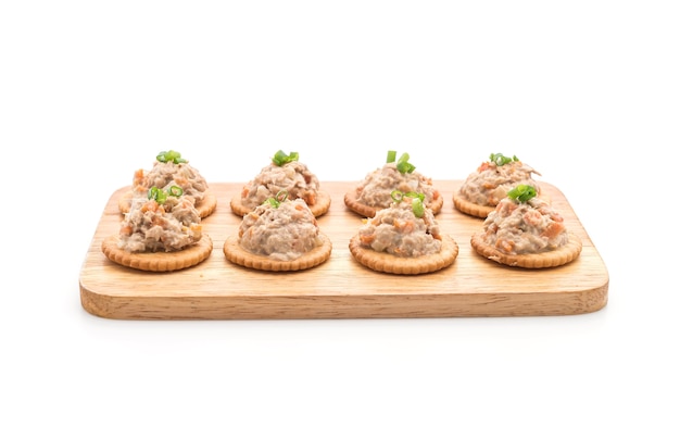 tuna salad with cracker