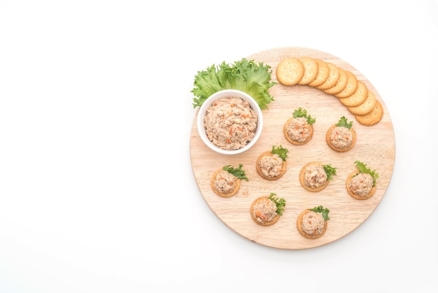 tuna salad with cracker