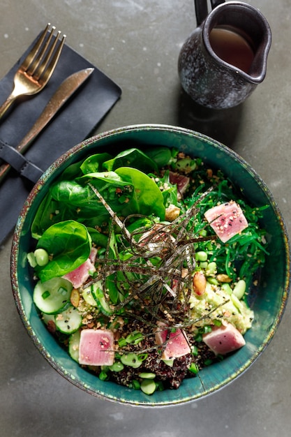 Insalata di tonno con spinaci zucchine alghe e fagioli