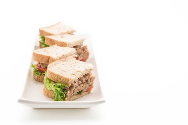 Photo tuna sandwich on white