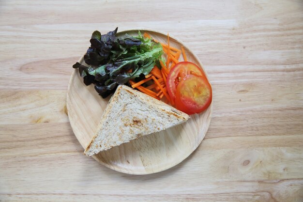 Panino al tonno su fondo di legno