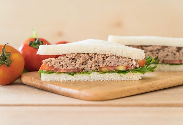 Photo tuna sandwich on wood