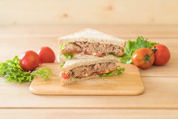 Photo tuna sandwich on wood