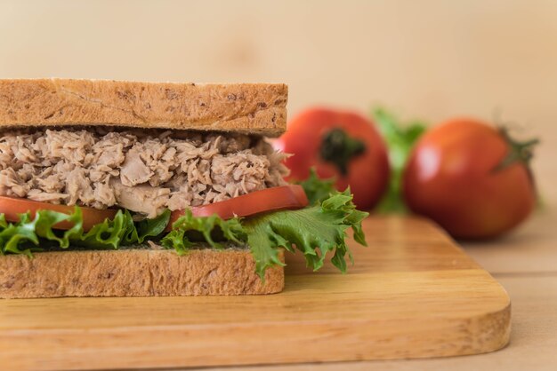 Photo tuna sandwich on wood