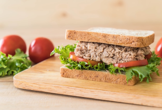 Foto panino al tonno su legno