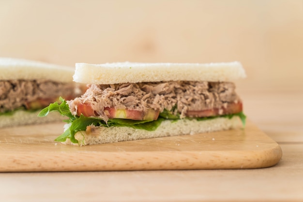 Photo tuna sandwich on wood