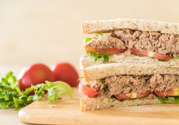 Photo tuna sandwich on wood